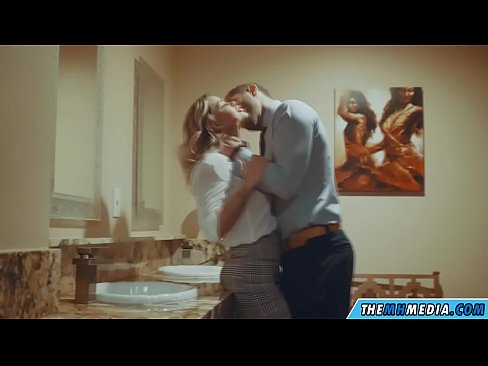 ❤️ Wakati blonde mwenye busty anakutongoza kwenye choo cha umma Ngono bora ❌️❤